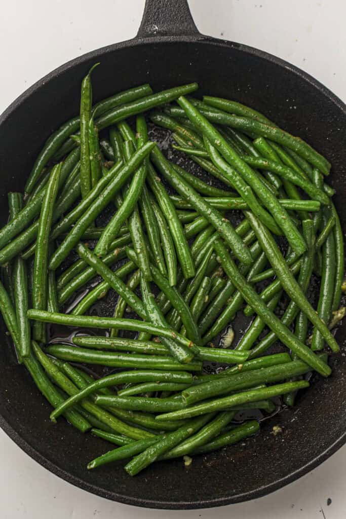 Cooked green beans in the skillet